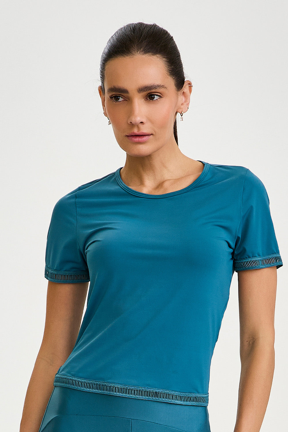 CAMISETA CON PROTECCION UV Y DETALLES EN LAS MANGAS