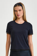 CAMISETA CON PROTECCION UV Y DETALLES EN LAS MANGAS