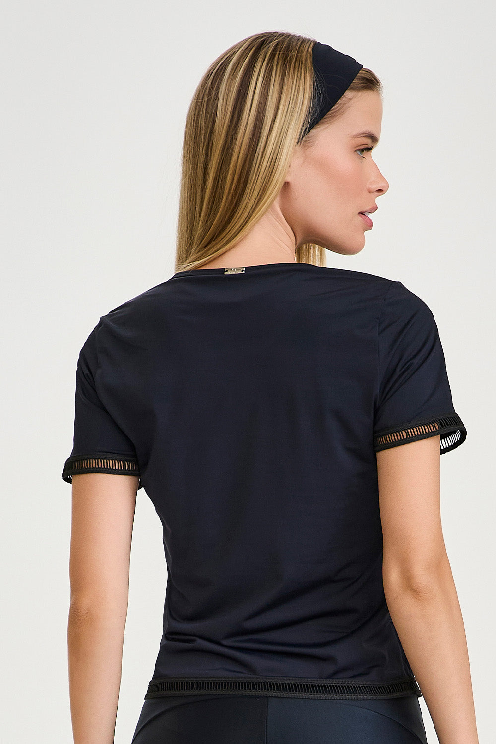 CAMISETA CON PROTECCION UV Y DETALLES EN LAS MANGAS