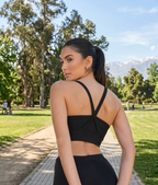 TOP DE CORTE TRILOBAL CON TIRANTES SUPERPUESTOS NEGRO
